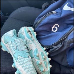 Women’s Under Armour soccer cleats size 8.5. Color: white and blue